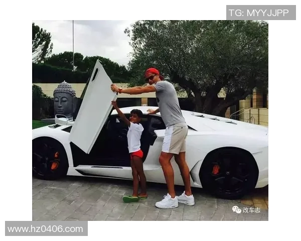 足球明星与儿子温馨瞬间卡通画展现亲子情深的幸福时刻 足球明星与儿子温馨瞬间卡通画展现亲子情深的幸福时刻