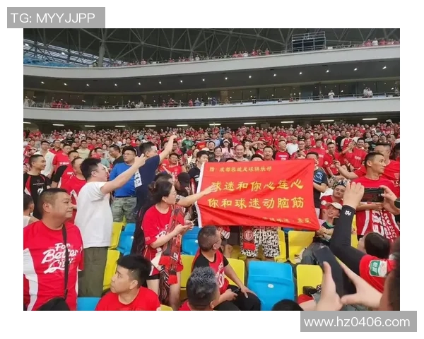 足球明星与球迷心连心温暖瞬间展现真情与热爱 足球明星与球迷心连心温暖瞬间展现真情与热爱