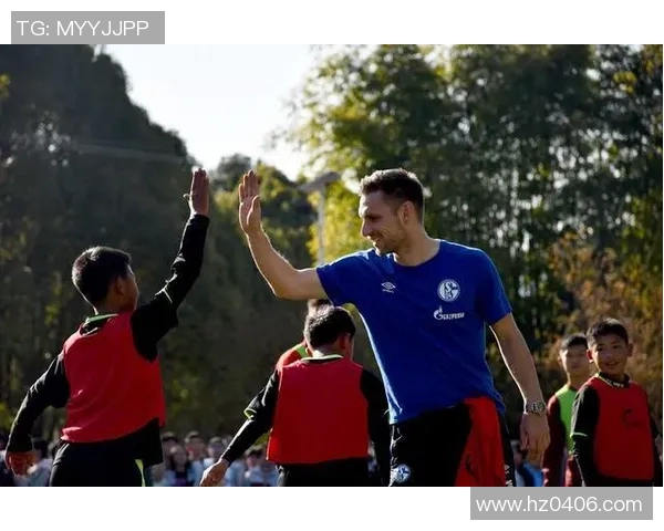 足球明星与暖心小孩的温馨瞬间展现了爱与希望的力量 足球明星与暖心小孩的温馨瞬间展现了爱与希望的力量